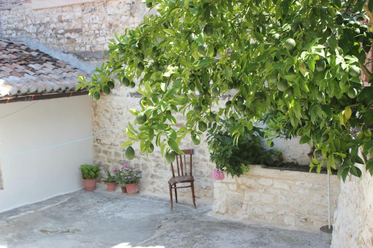Guest House Toli Inside Berat Castle Exterior foto